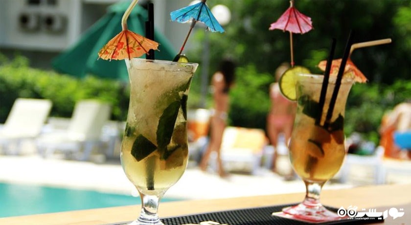 نوشیدنی کنار استخر هتل	